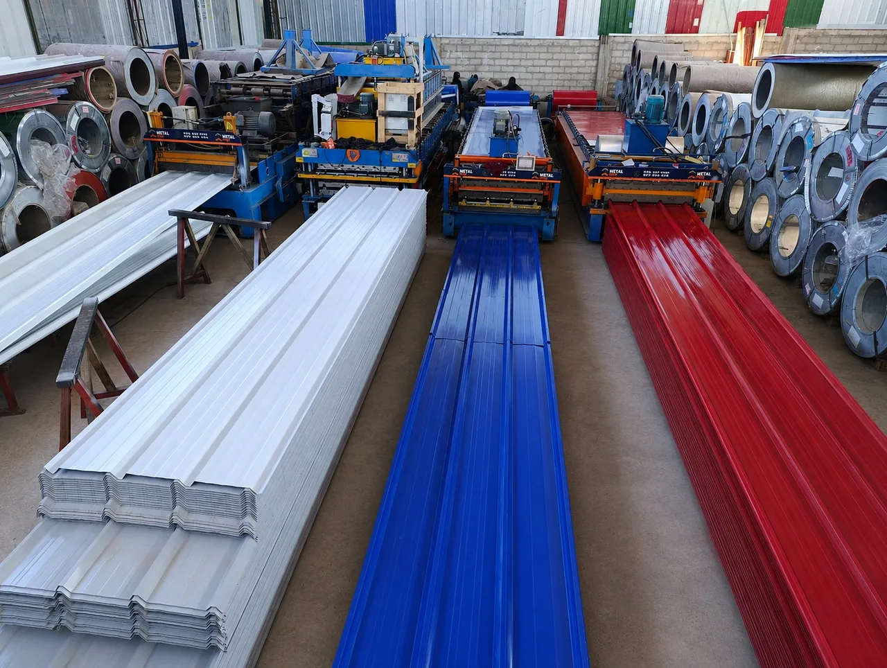 Perfiladora de Aluzinc en Cerro Colorado: equipo de Metal Sur fabricando planchas