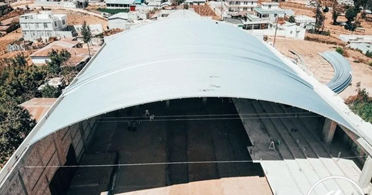 Cobertura curva de Aluzinc fabricada por METAL SUR en Arequipa