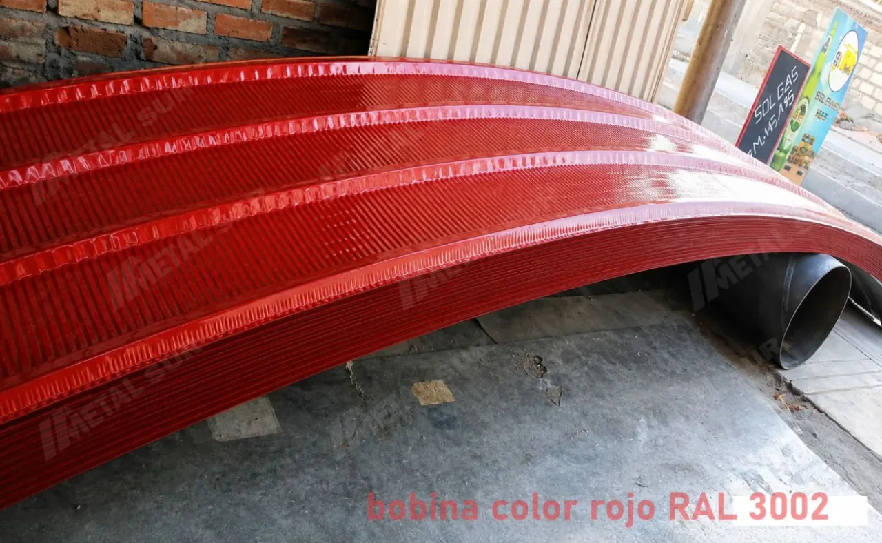 Plancha curva TR4 roja vista desde la geometría del perfil