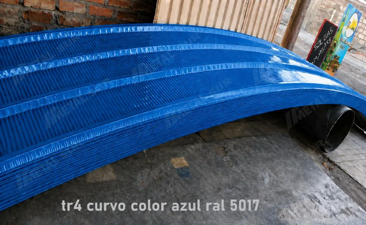 Perfiles curvos TR4 azules fabricados por METAL SUR