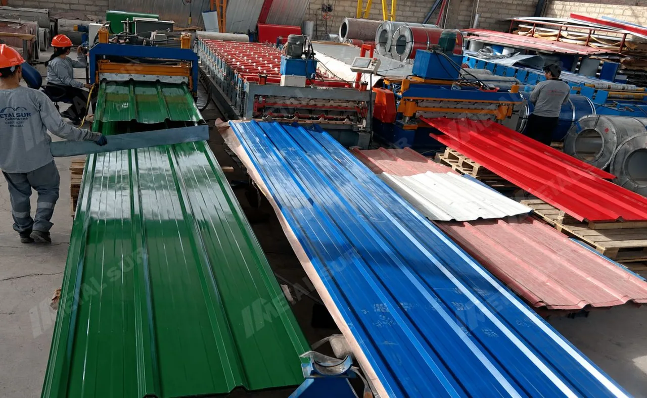 Interior de la planta de Metal Sur con perfiladoras y productos de Aluzinc